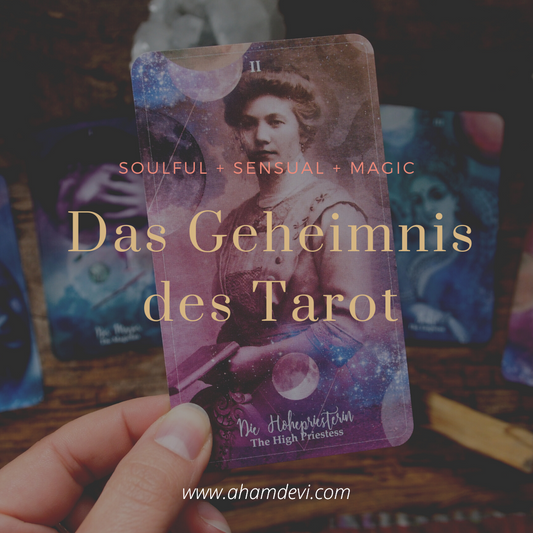 Kreative Tarotkarten aus dem Aham Devi Tarotdeck auf einem Holzuntergrund und mit Kristallen