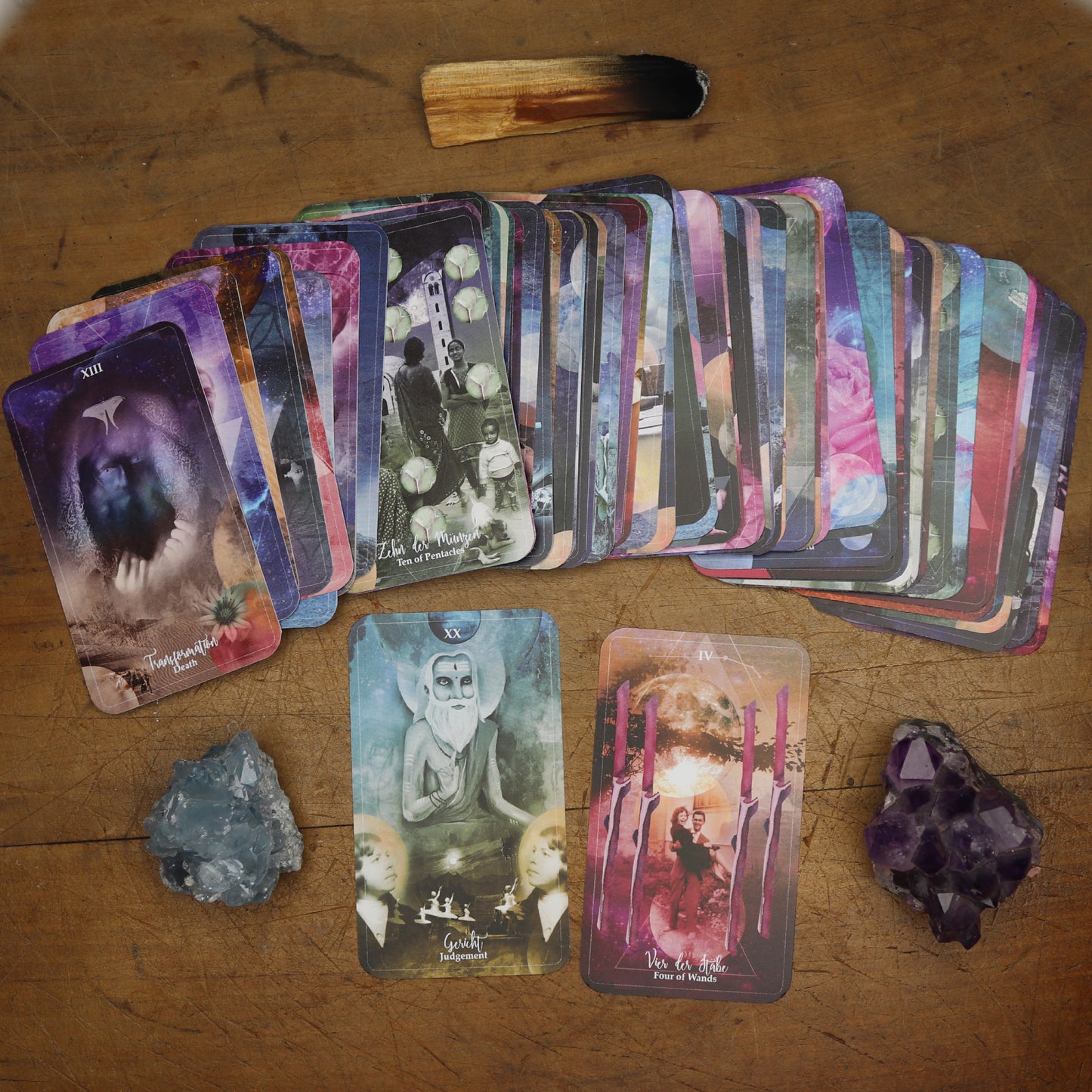 Tarotkarten aus dem aham devi Tarot auf dem Tisch liegend